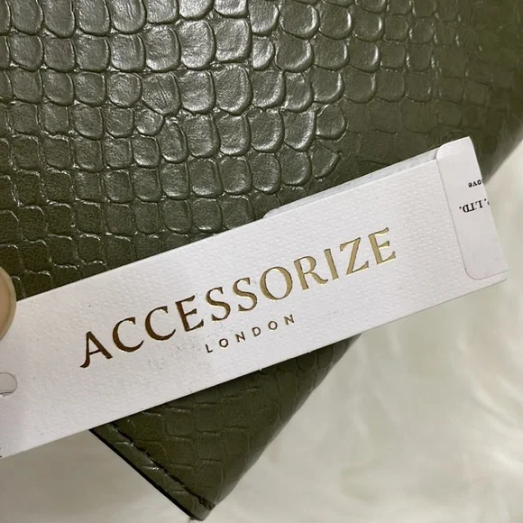 Accessorize London
Women's Faux Leather Clip
Frame Bella Wallet - olive | NWT - Picture 15 of 15